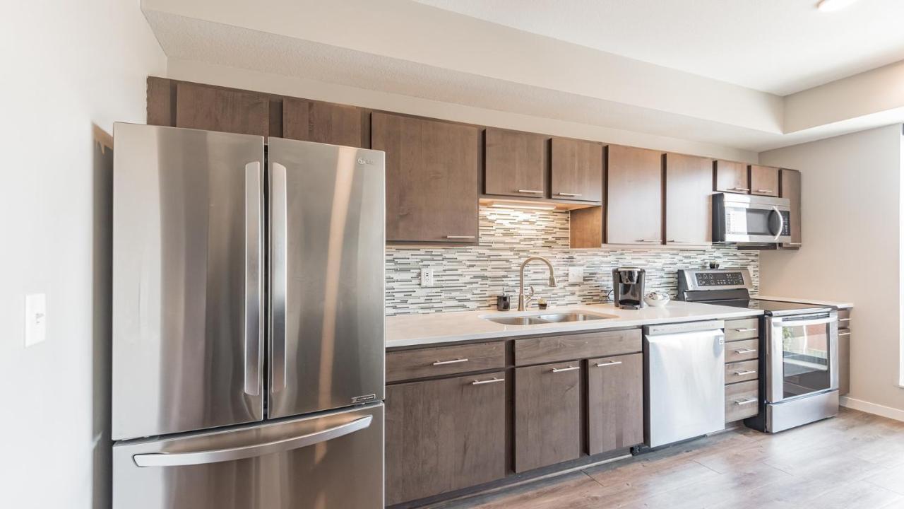 Frontdesk Confluence On 3Rd Apt Downtown Riverwalk Trails Des Moine Exteriör bild