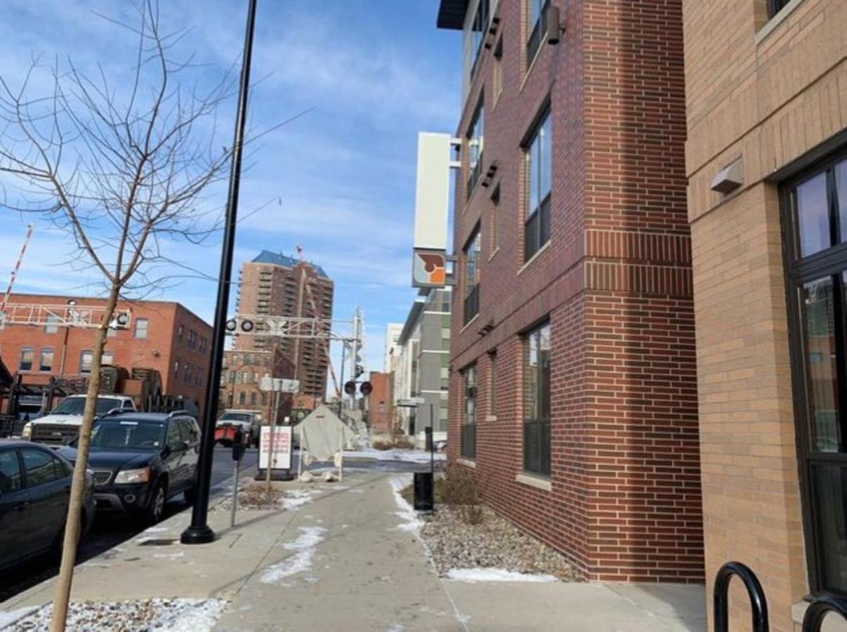 Frontdesk Confluence On 3Rd Apt Downtown Riverwalk Trails Des Moine Exteriör bild
